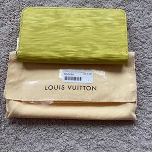 Louis Vuitton zippy wallet, EPI, Pistache
